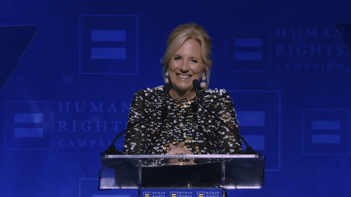 Jill Biden in difesa dei diritti LGBTQIA+. “I repubblicani vogliono che abbiate paura, non glielo permetteremo” (VIDEO)
