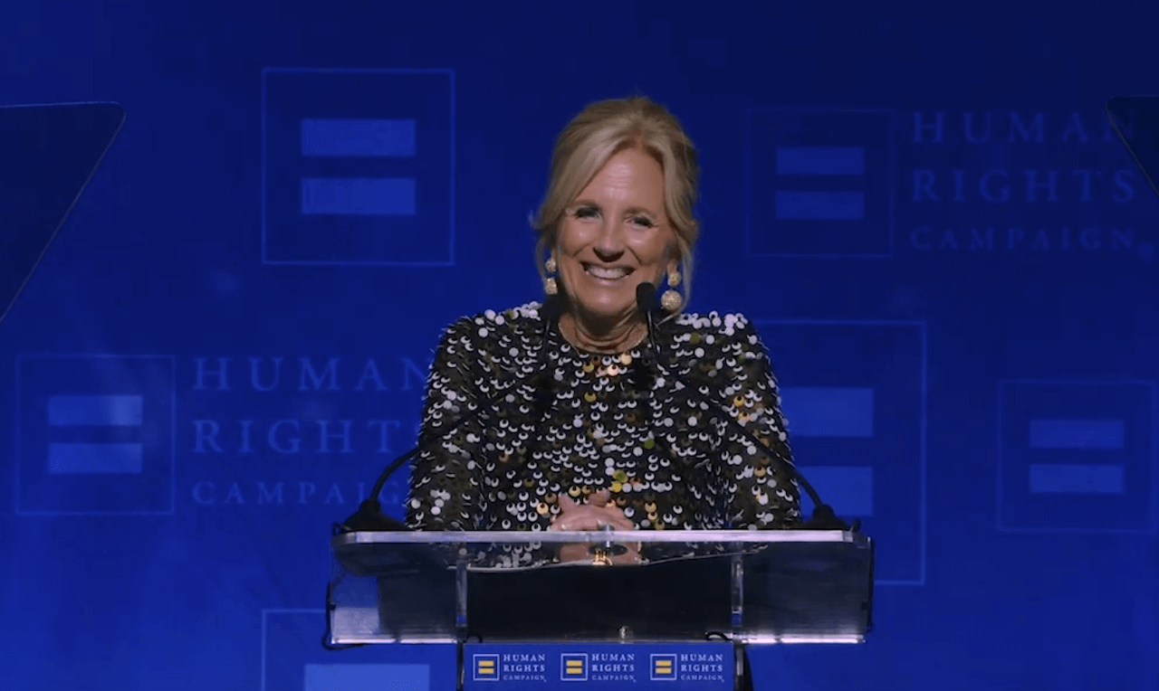 Jill Biden in difesa dei diritti LGBTQIA+. “I repubblicani vogliono che abbiate paura, non glielo permetteremo” (VIDEO)