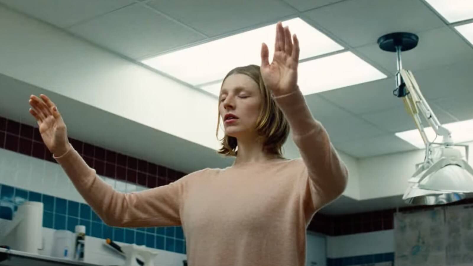 Kinds of Kindness di Yorgos Lanthimos, 1° trailer italiano del nuovo film con Emma Stone e Hunter Schafer - Kinds of Kindness di Yorgos Lanthimos 3 - Gay.it