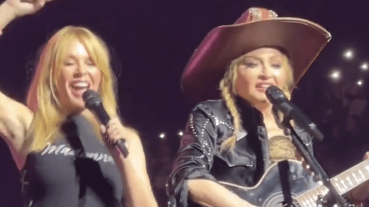 Madonna e Kylie Minogue insieme sul palco cantano I Will Survive e Can’t Get You Out Of My Head (VIDEO)