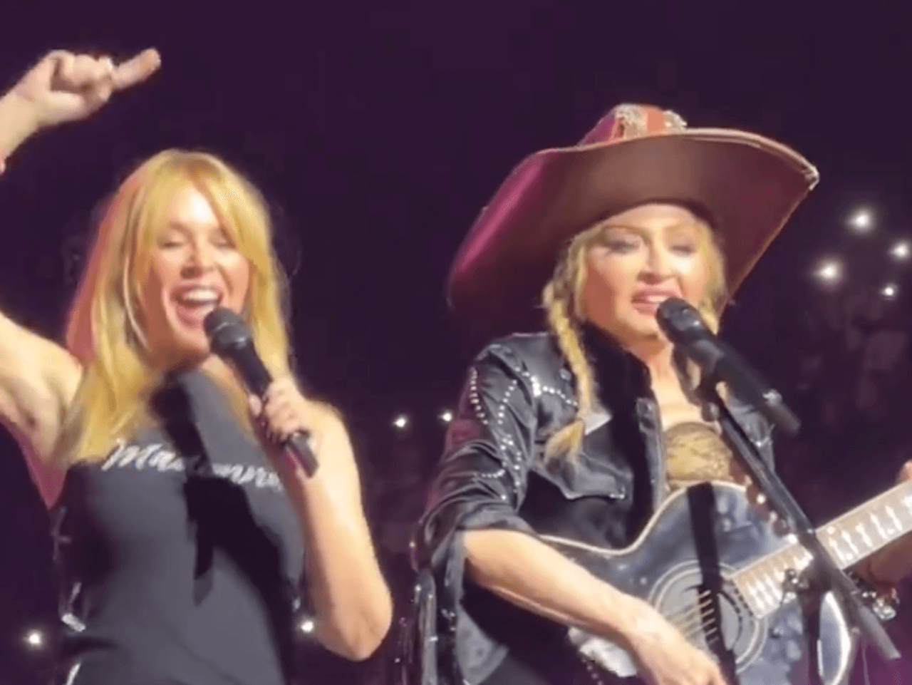 Madonna e Kylie Minogue insieme sul palco cantano I Will Survive e Can’t Get You Out Of My Head (VIDEO)