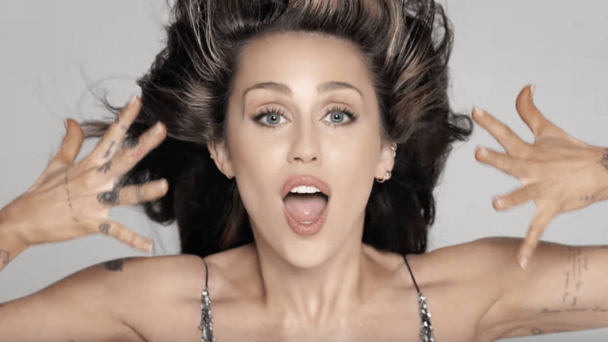 Miley Cyrus è tornata, ecco l’inedito Doctor (Work It Out) feat. Pharrell Williams. Il video ufficiale