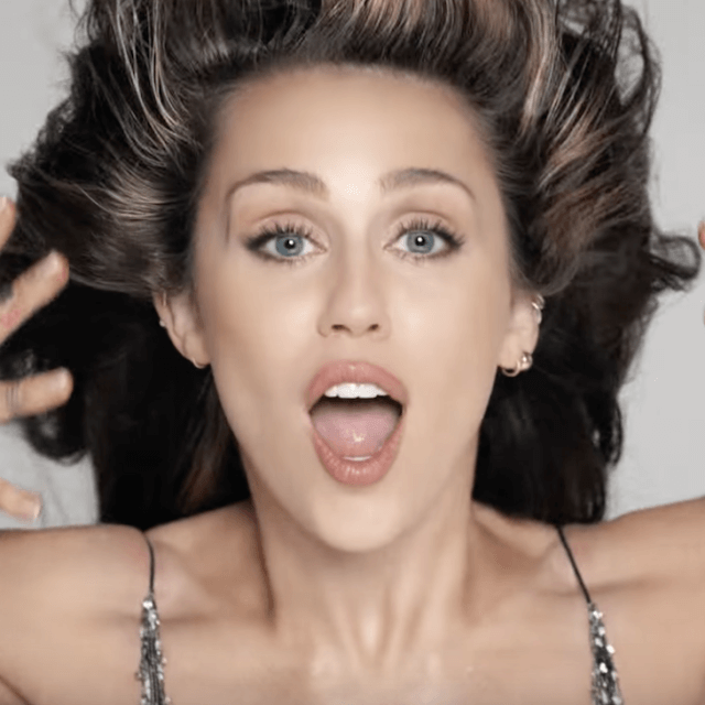 Miley Cyrus è tornata, ecco l'inedito Doctor (Work It Out) feat. Pharrell Williams. Il video ufficiale - Miley Cyrus - Gay.it