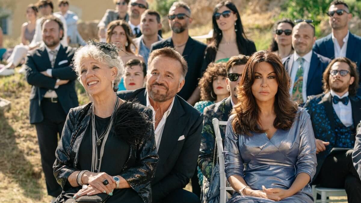 Un Altro Ferragosto, recensione. Funereo ritratto di un'Italia accecata dall'odio, che ha perso memoria e speranza - UAF 49 0109 - Gay.it