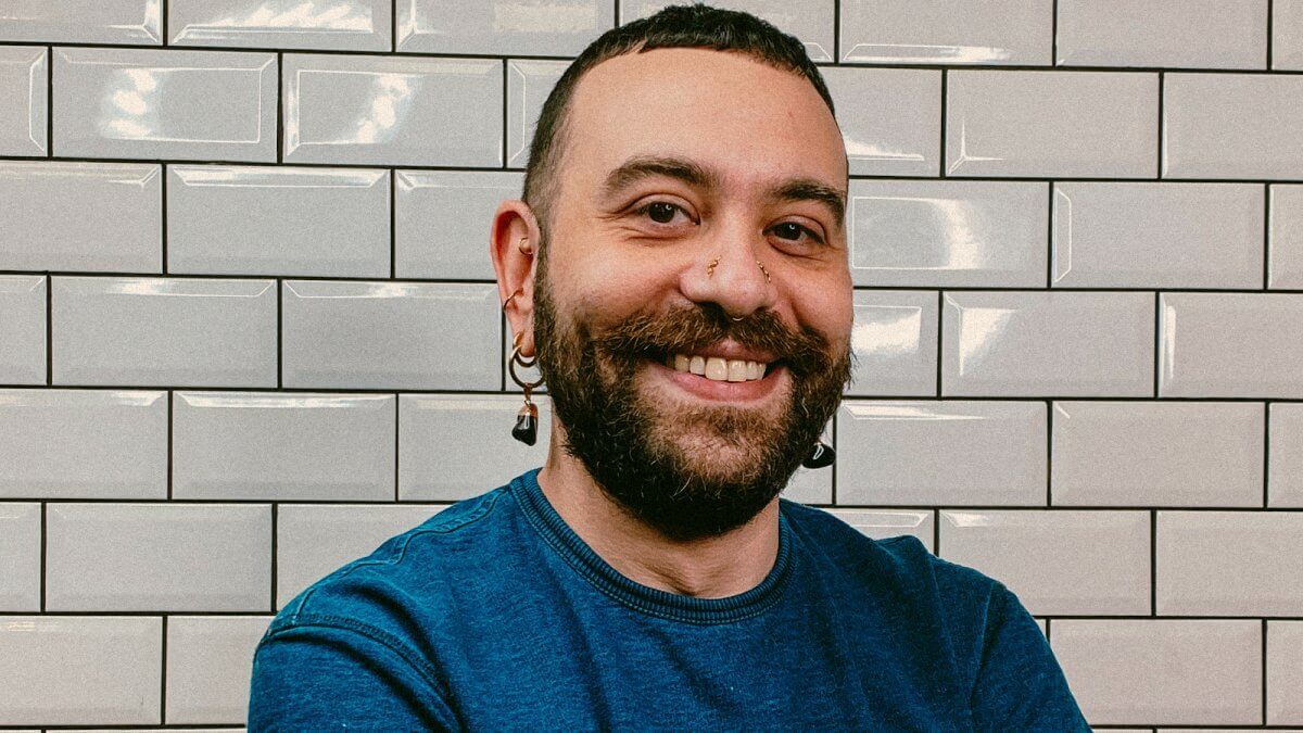 Vivere con l’Hiv, la testimonianza di Enrico: “Quando l’ho detto al mio compagno questa è stata la sua risposta”