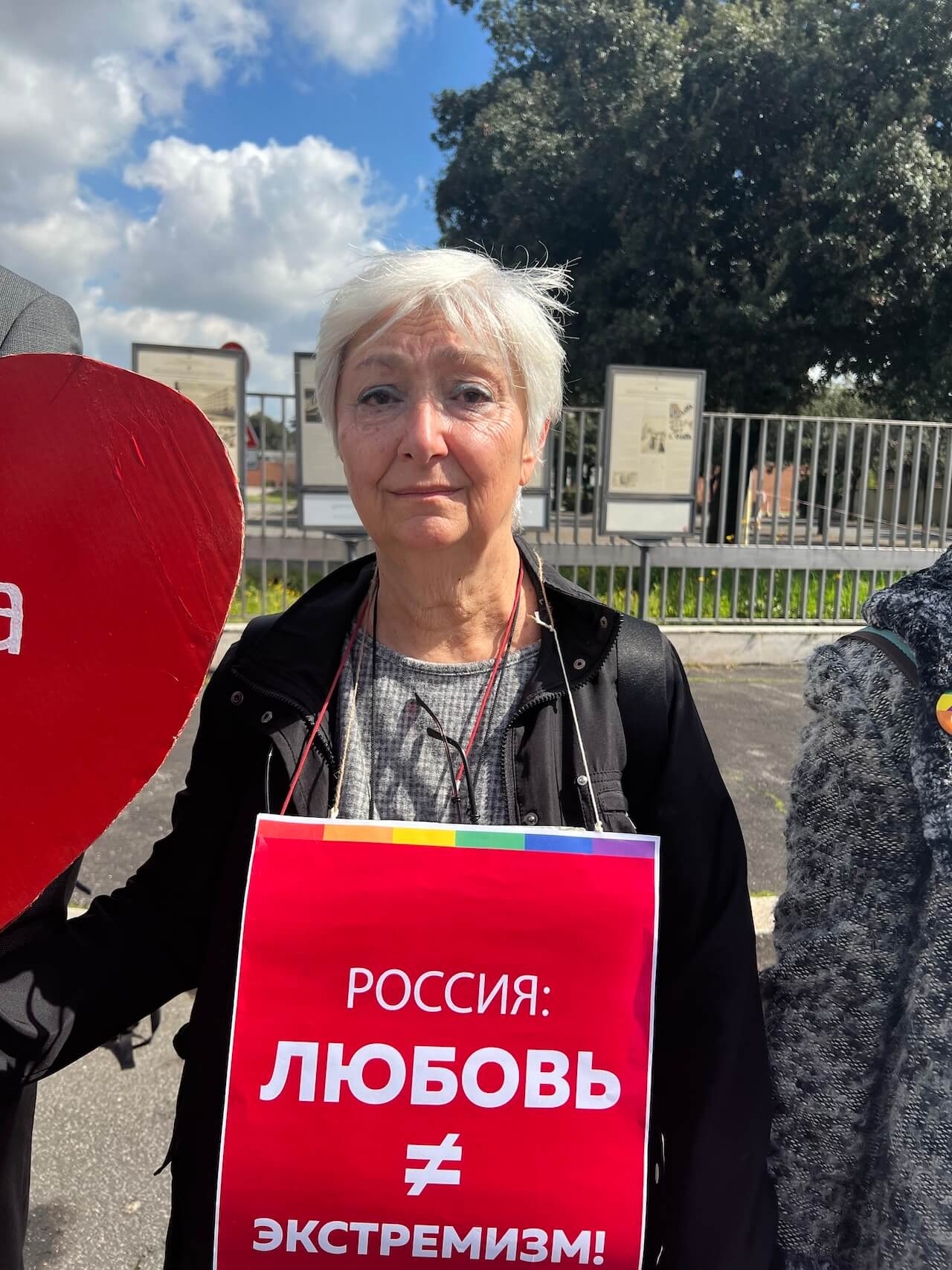 Russia, il regime di Putin durerà almeno fino al 2030. Vinte le elezioni farsa con l'88% dei voti - ambasciata russa 2 5 - Gay.it