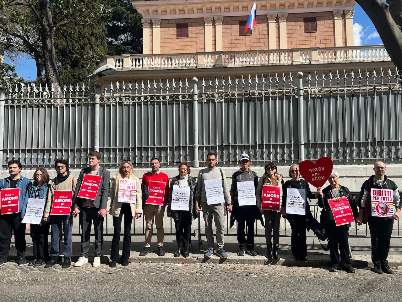 Russia, il regime di Putin durerà almeno fino al 2030. Vinte le elezioni farsa con l'88% dei voti - ambasciata russa 3 - Gay.it