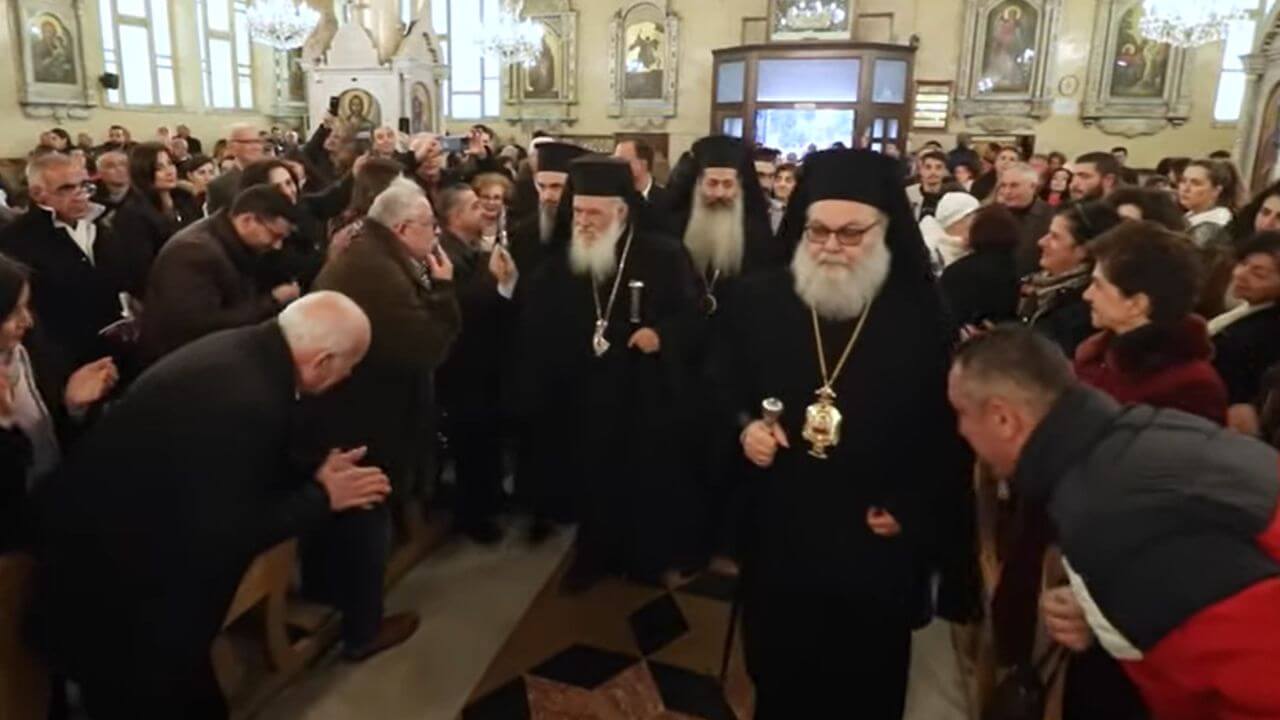 Grecia, la Chiesa Ortodossa minaccia di scomunicare i parlamentari che hanno votato per il matrimonio egualitario