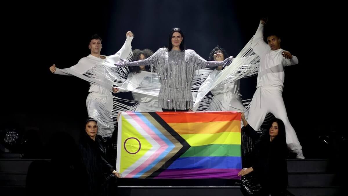 Laura Pausini, concerto in Brasile con la bandiera Progress Pride sul palco