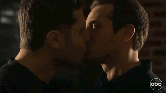 9-1-1, Buck è bisessuale? Con il centesimo episodio arriva l'atteso bacio (VIDEO) - 911 bacio gay Buck e Tommy - Gay.it