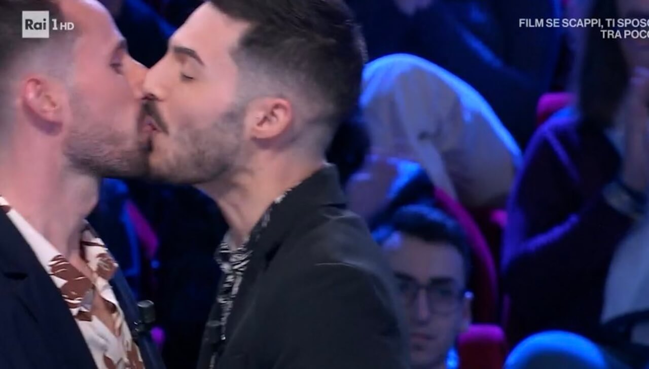 Affari Tuoi, storica prima coppia gay in gara vince 30.000 euro nel sabato di Pasqua (di TeleMeloni) - Affari Tuoi storica prima coppia gay in gara vince 30.000 euro nel sabato di Pasqua 1 - Gay.it