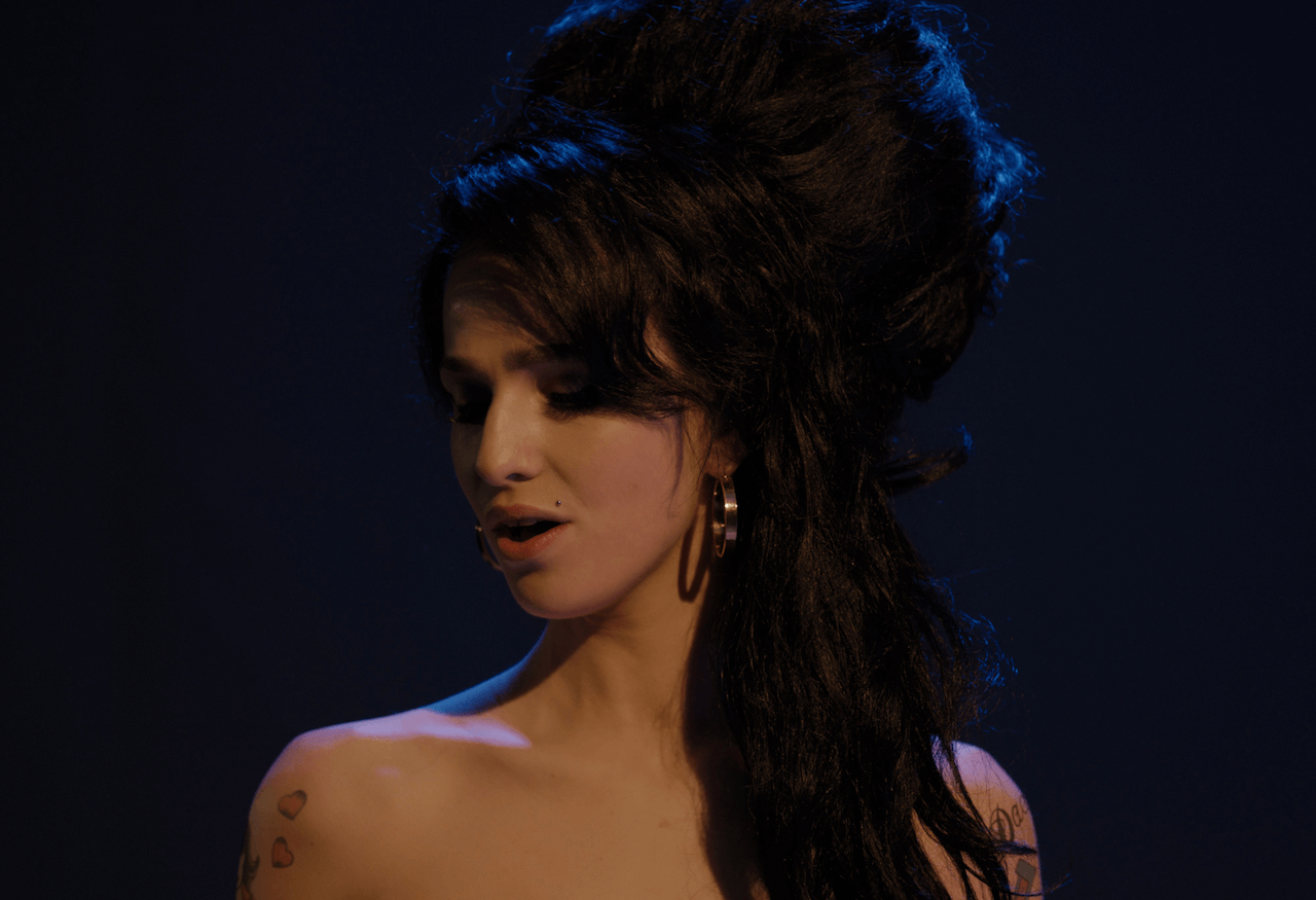 Back to Black, recensione del biopic su Amy Winehouse. Il ricordo di un'icona sconfitta dall'amore - Back to Black film 2 - Gay.it