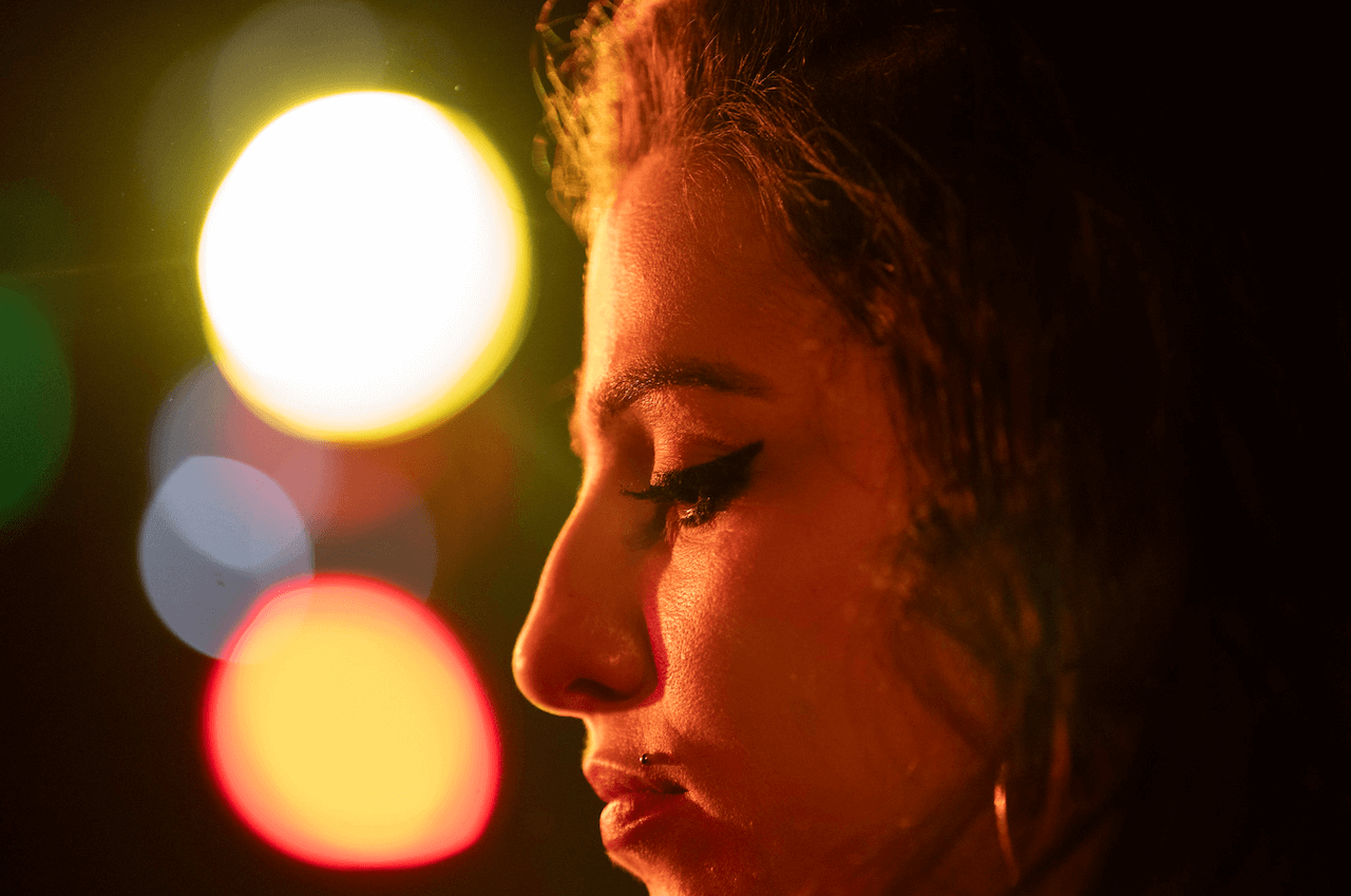 Back to Black, recensione del biopic su Amy Winehouse. Il ricordo di un'icona sconfitta dall'amore - Back to Black film 3 - Gay.it