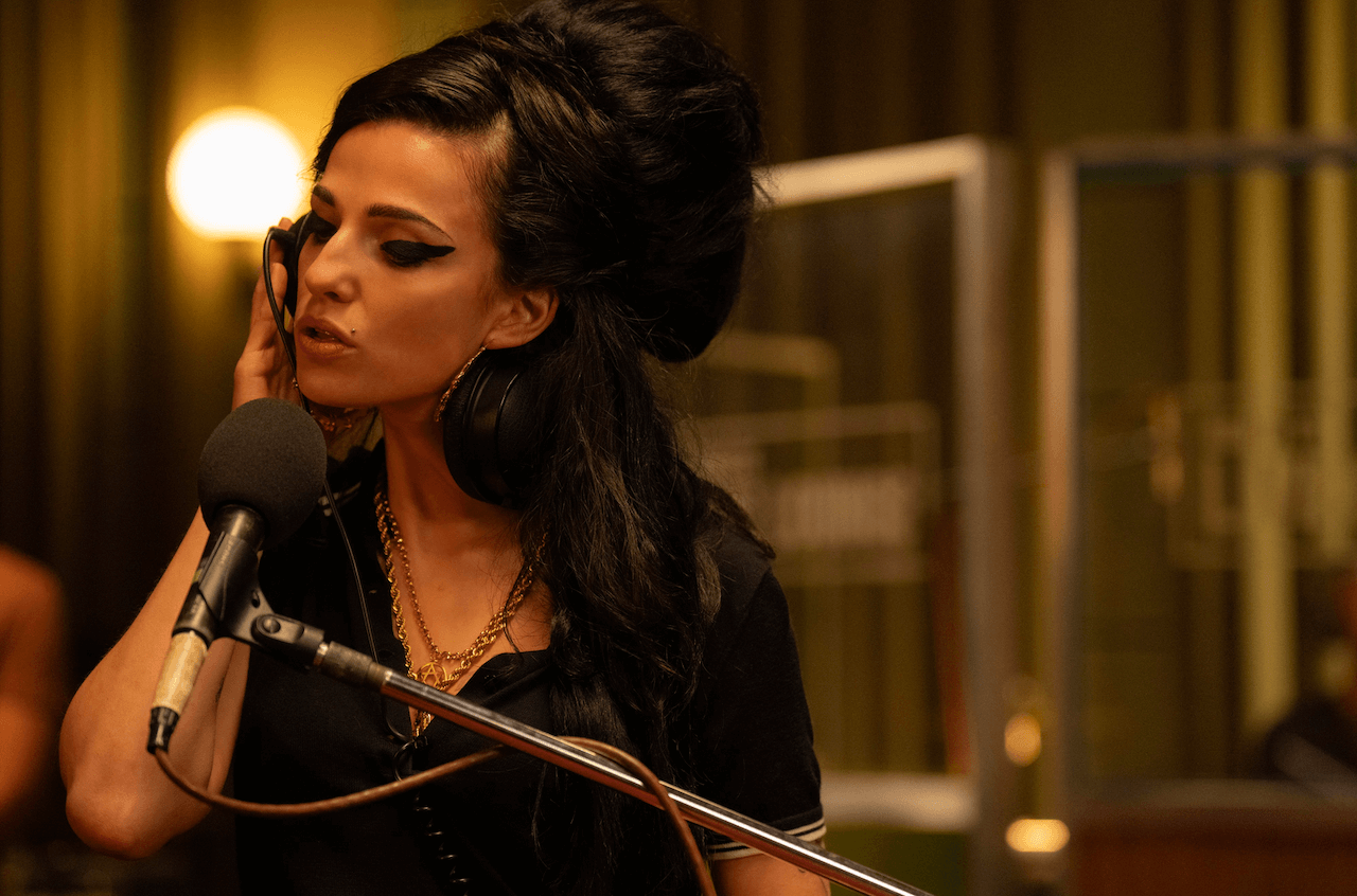 Back to Black, recensione del biopic su Amy Winehouse. Il ricordo di un'icona sconfitta dall'amore - Back to Black film - Gay.it