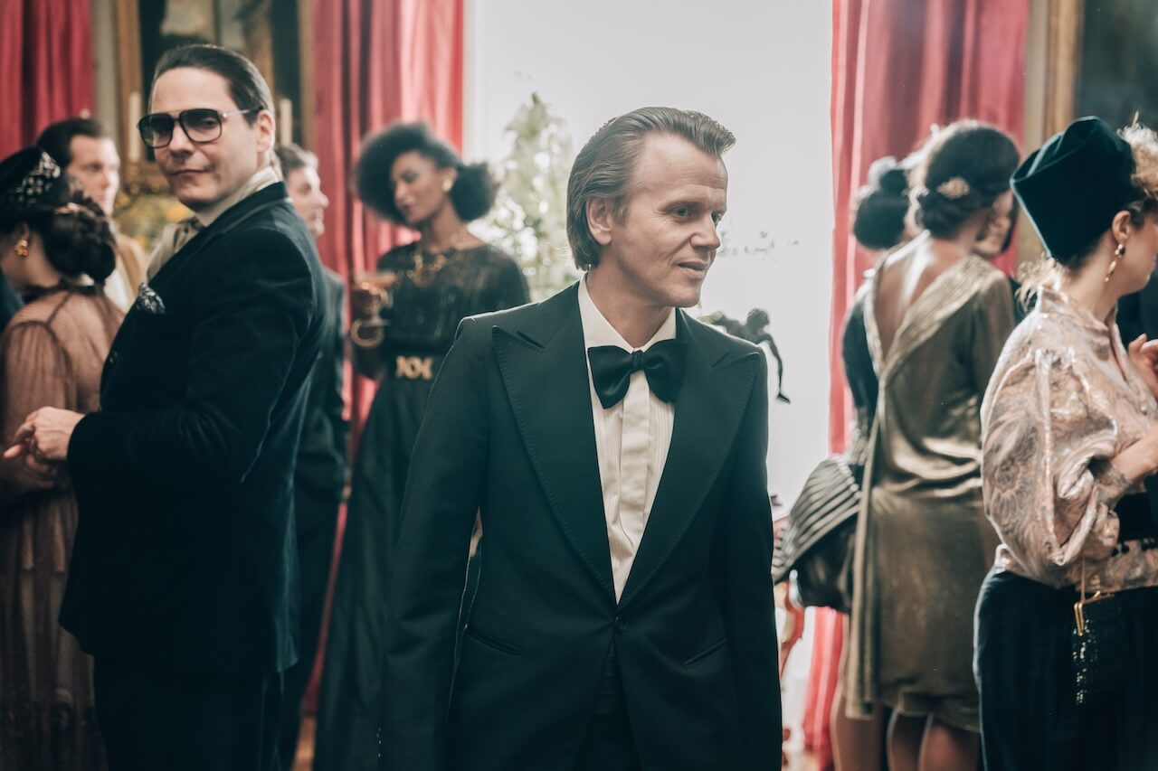 Becoming Karl Lagerfeld, il full trailer italiano racconta anche la storia d'amore con Jacques de Bascher - Becoming Karl Lagefeld Karl Lagerfeld Pierre Berge - Gay.it