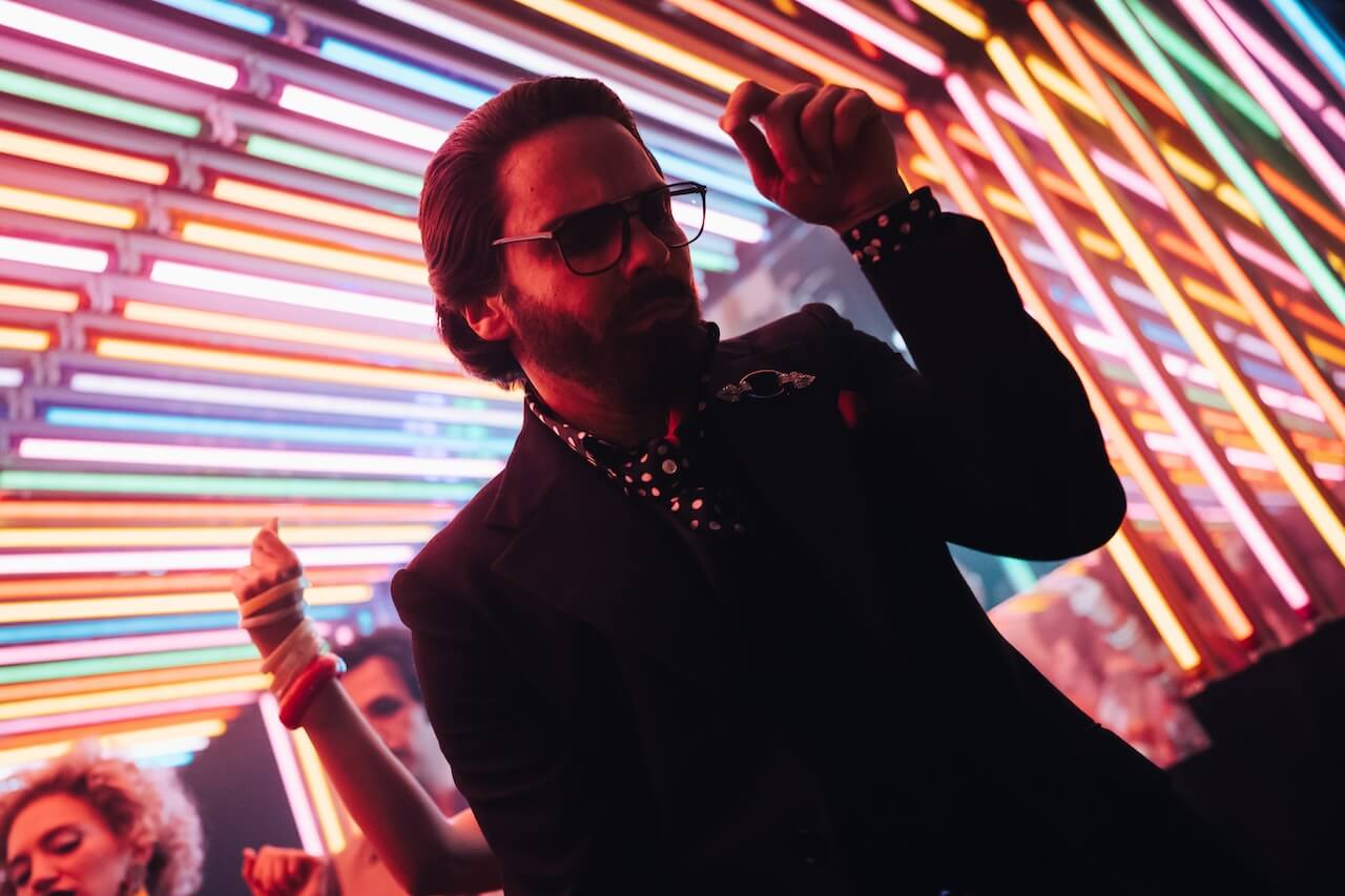 Becoming Karl Lagerfeld, il full trailer italiano racconta anche la storia d'amore con Jacques de Bascher - Becoming Karl Lagefeld Karl Lagerfeld - Gay.it
