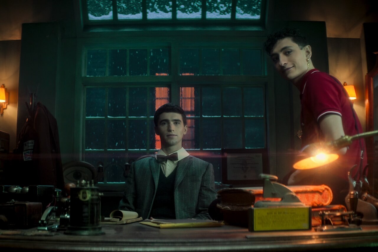 Dead Boy Detectives, trailer italiano dalla serie spin-off di Sandman, tra demoni, zombie e identità queer - Dead Boy Detectives n S1 E1 00 10 14 20 RC2 - Gay.it