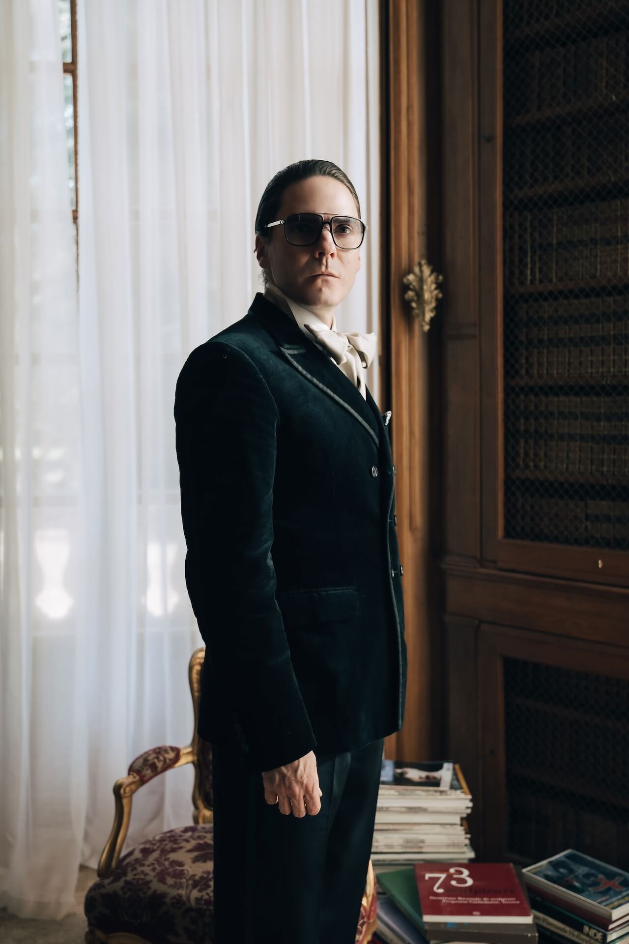 Becoming Karl Lagerfeld, il full trailer italiano racconta anche la storia d'amore con Jacques de Bascher - Disney Becoming Karl Lagerfeld Daniel Bruhl 5 - Gay.it