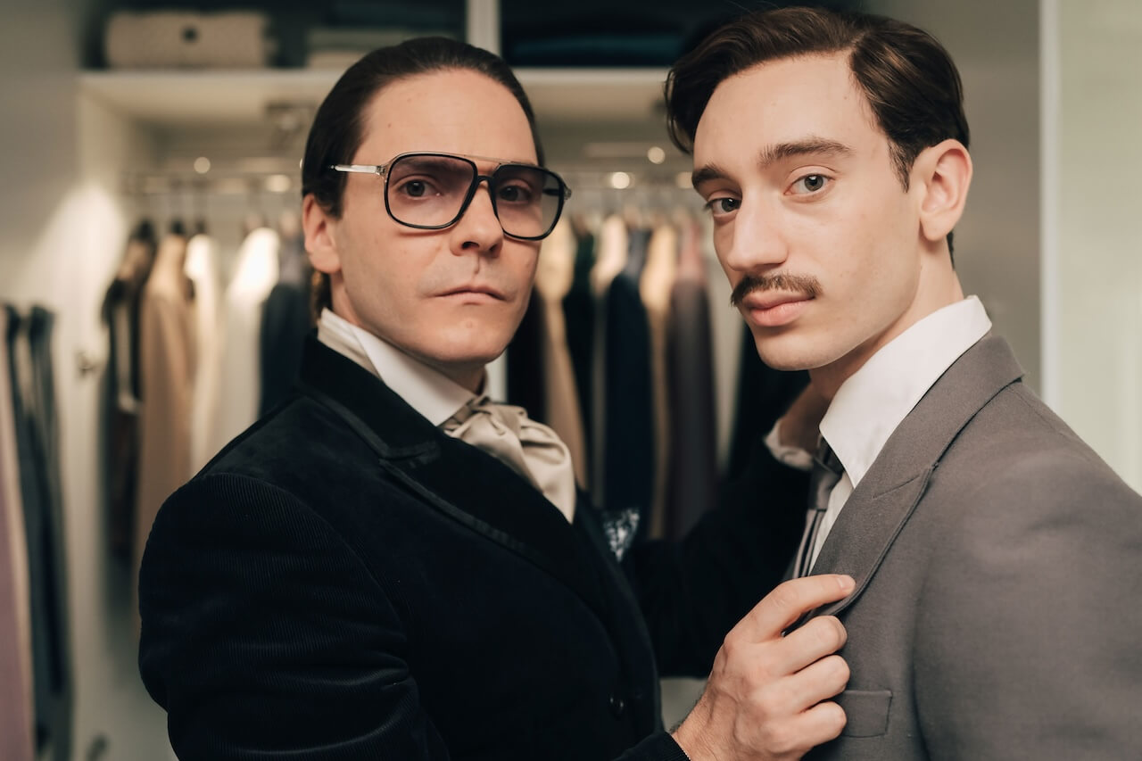 I film LGBTQIA+ della settimana 3/9 giugno tra tv generalista e streaming - Disney Becoming Karl Lagerfeld Daniel Bruhl Theodore Pellerin - Gay.it