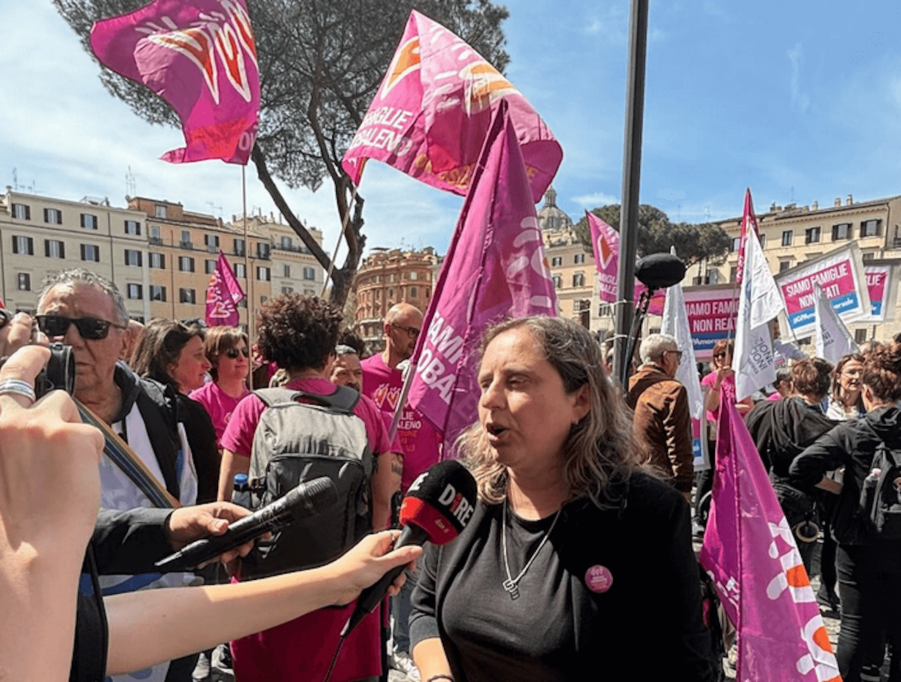 Famiglie arcobaleno a Roma, tra flashmob e convegno per raccontare la GPA attraverso gli occhi di chi l’ha vissuta (VIDEO)