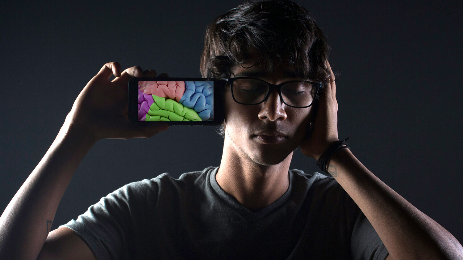 La Gen Z è dipendente dalla musica: “È una terapia per il benessere mentale e fisico”. Ma Spotify aumenta le tariffe