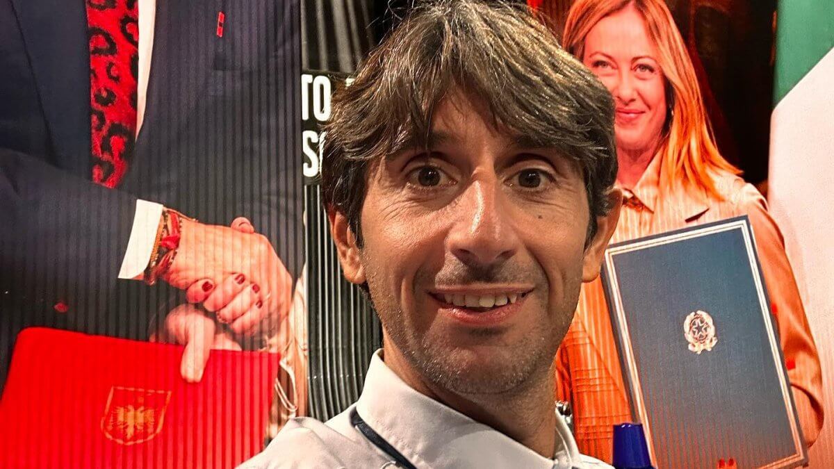 Giovanni Donzelli di Fratelli d’Italia, outing di sua moglie che spiega “È un marito etero”