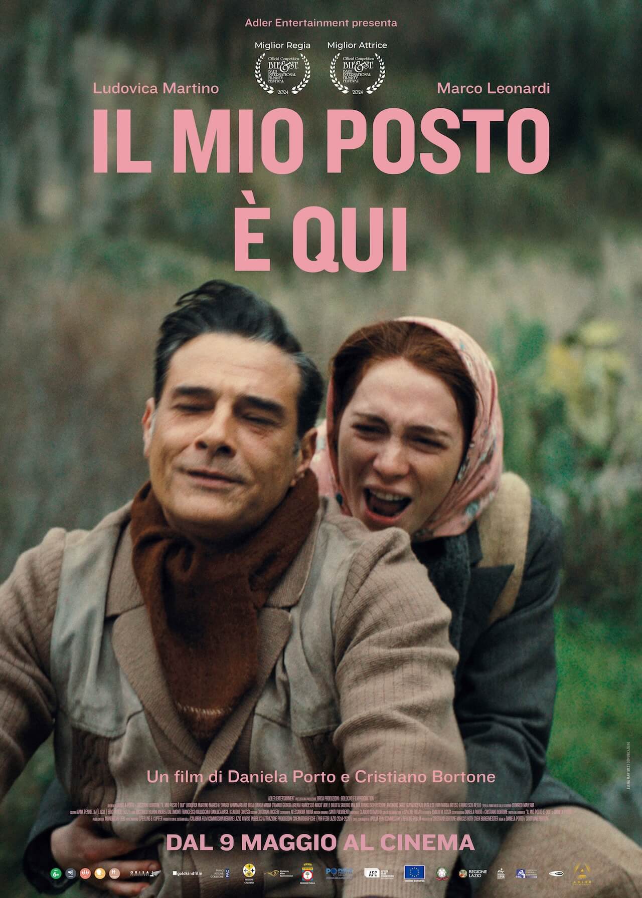 Il Mio Posto è Qui, intervista ai registi: "Emancipazione femminile e orgoglio queer, la Rai non ha voluto il nostro film" - Il Mio Posto E Qui poster nuova data - Gay.it