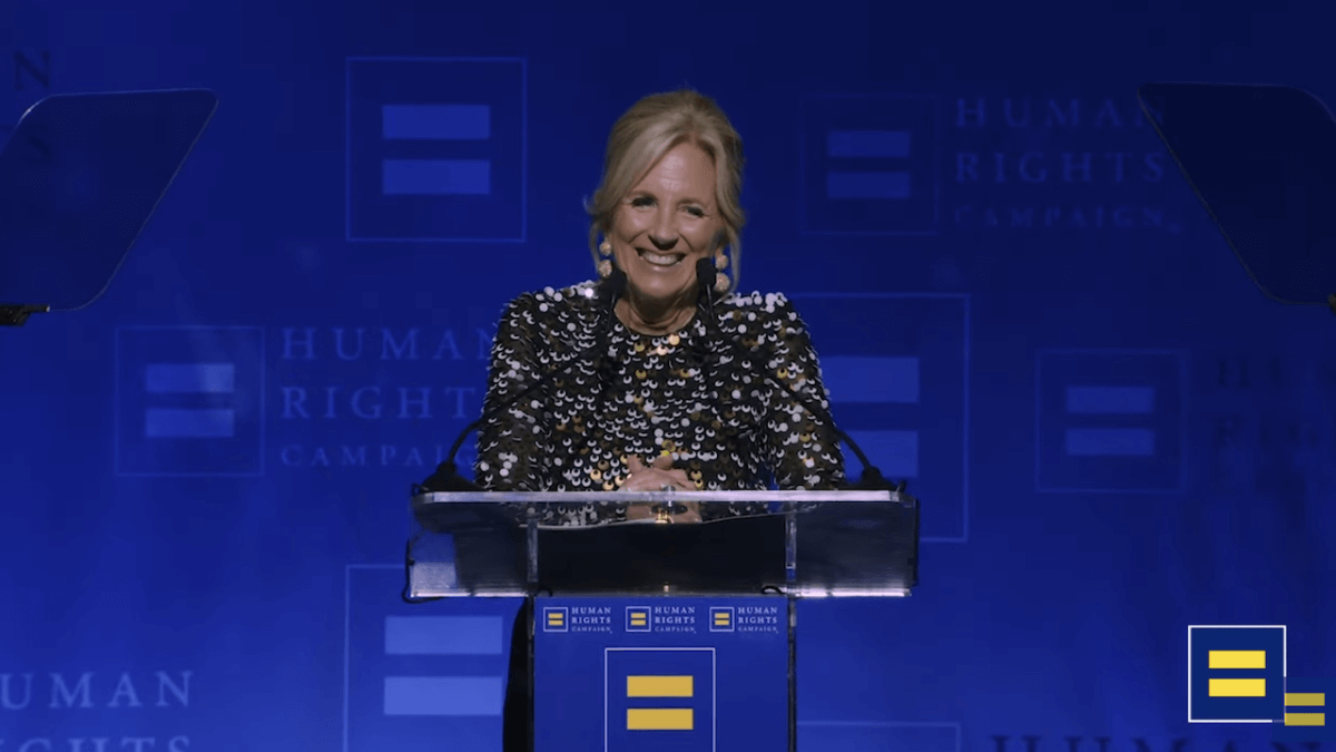 Jill Biden: “Donald Trump è pericoloso per la comunità LGBTQ+ e per gli Stati Uniti”