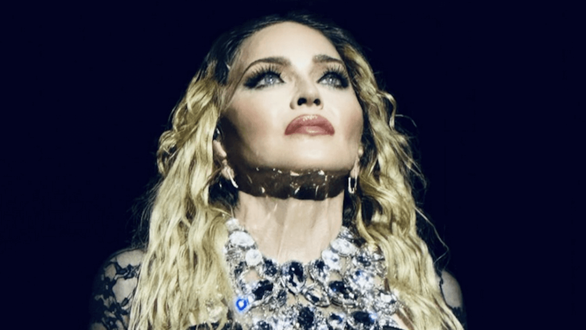 Madonna omaggia le vittime del Pulse: “Tutti noi contribuiamo ai crimini di odio, perché tutti discriminiamo”