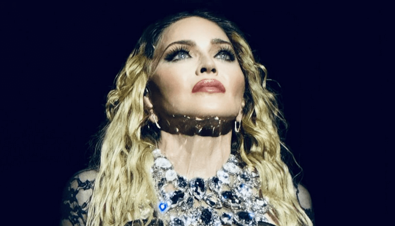 Madonna omaggia le vittime del Pulse: “Tutti noi contribuiamo ai crimini di odio, perché tutti discriminiamo”