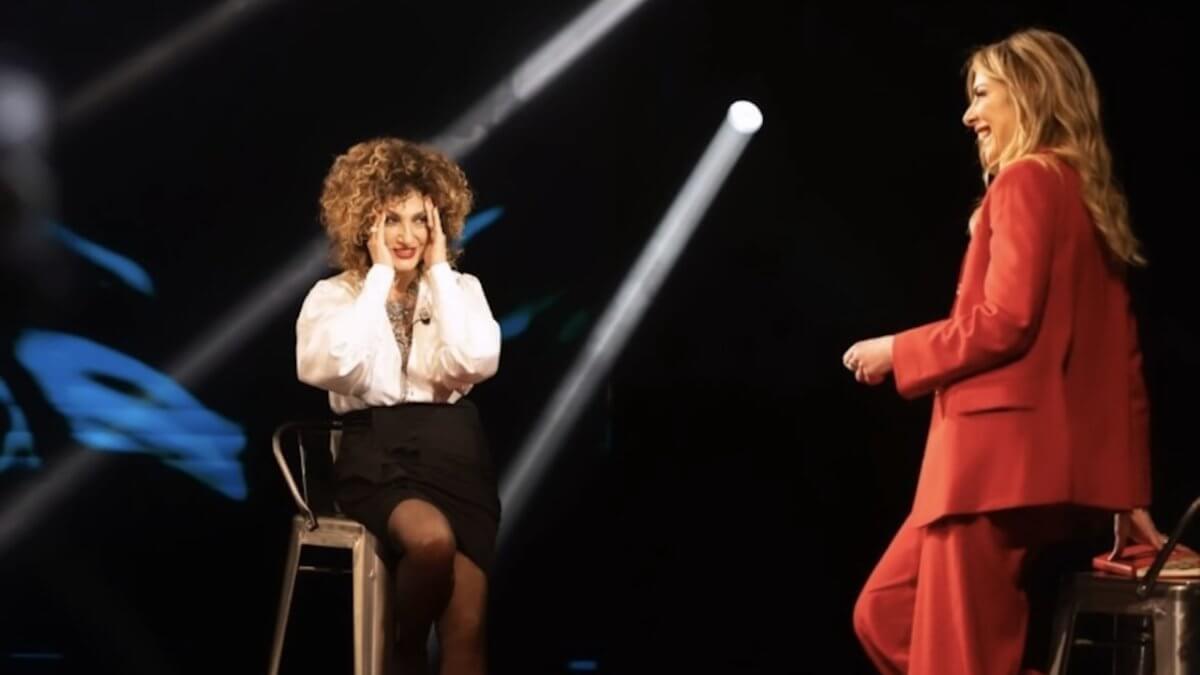 Marcella Bella e l’etichetta di “icona gay”. A Belve non sa cosa significhi LGBT: “Lesbiche, gay, travestiti?” (VIDEO)