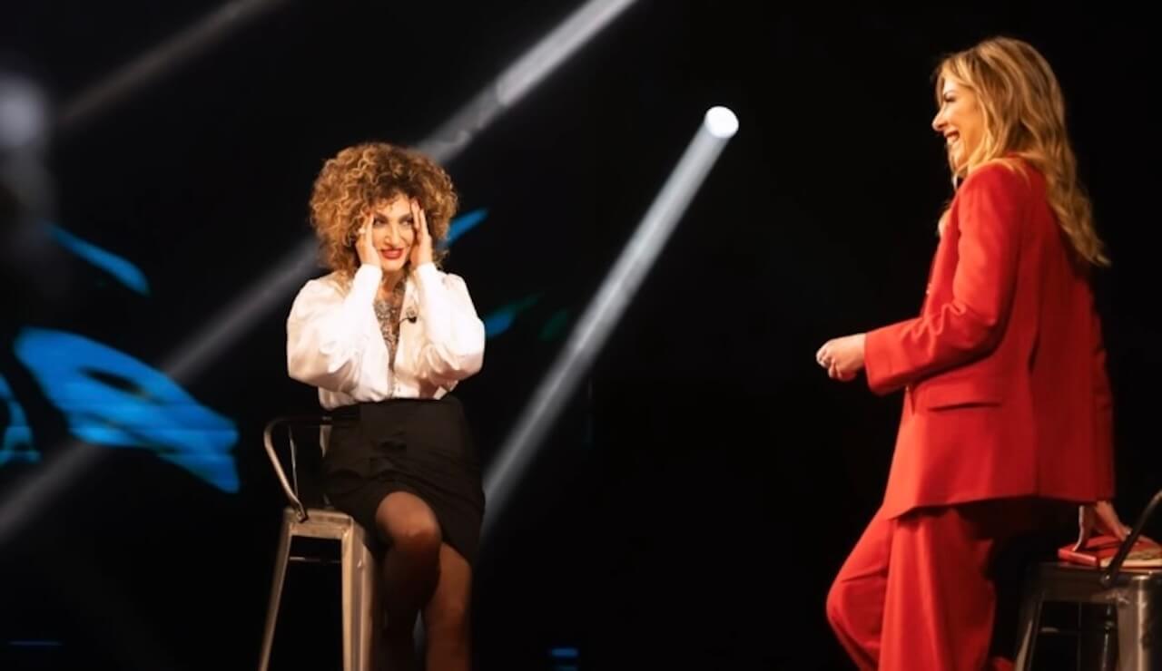 Marcella Bella e l’etichetta di “icona gay”. A Belve non sa cosa significhi LGBT: “Lesbiche, gay, travestiti?” (VIDEO)