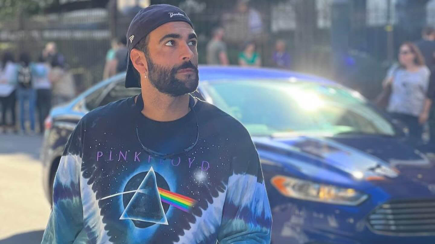 Marco Mengoni insieme a Fra Quintale e Gemitaiz canta "Un fuoco di paglia" di Mace, nell'album MAYA. Nel ritornello, Marco si rivolge ad un amore con una desinenza di genere maschile.