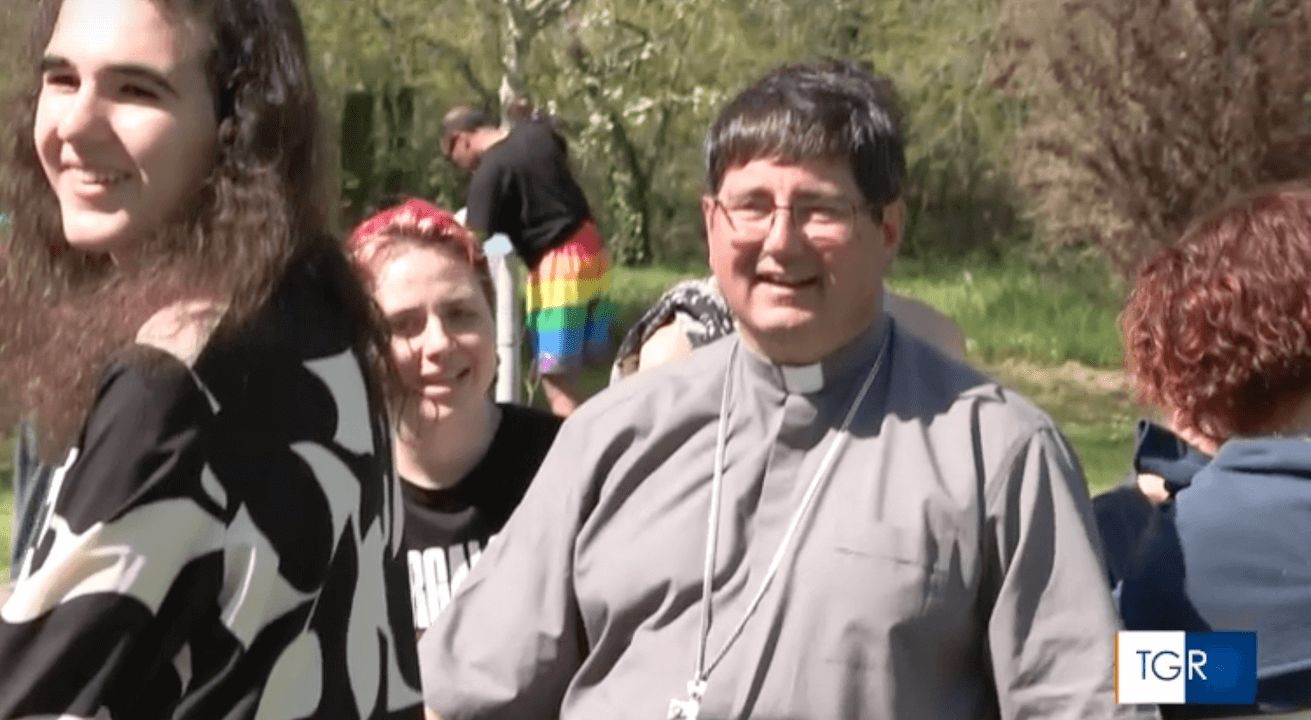 Rimini, il vescovo Nicolò Anselmi partecipa alla Giornata della visibilità transgender: “Dio è padre di tutti”
