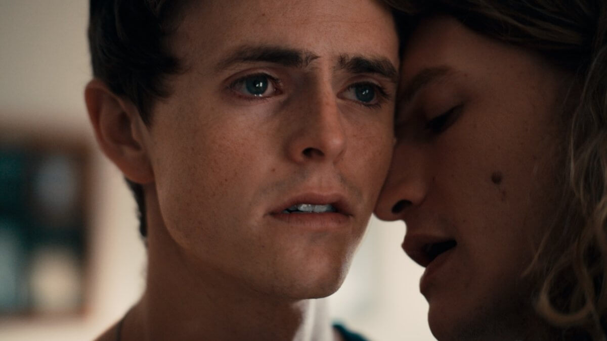 Riley, recensione. Essere un atleta gay. Il potente coming-of-age autobiografico di Benjamin Howard
