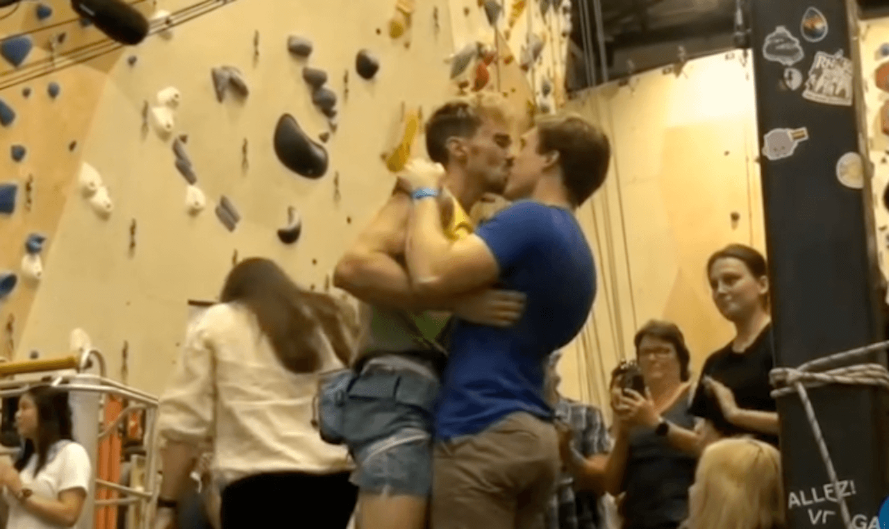 Parigi 2024, ecco gli atleti dichiaratamente LGBTQIA+ che si sono qualificati alle Olimpiadi - Parigi 2024 Campbell Harrison bacia il fidanzato dopo essersi qualificato per le Olimpiadi - Gay.it
