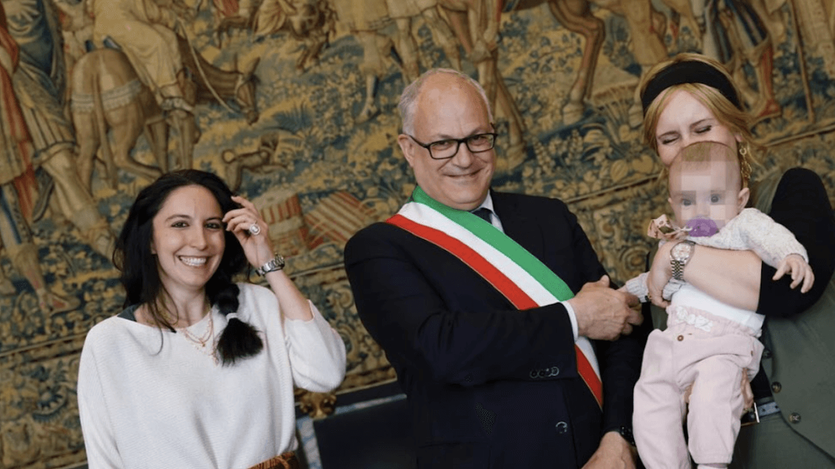 Roma, il sindaco Gualtieri registra altri due atti di nascita formati all’estero di figlie di due mamme
