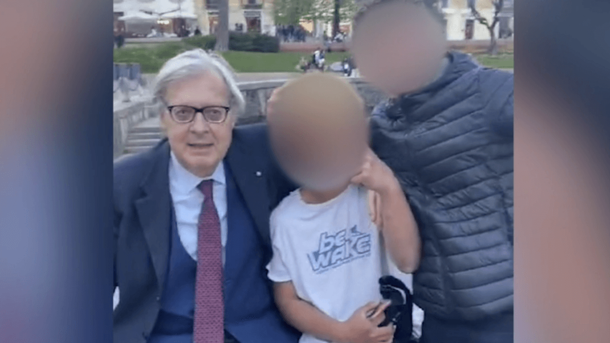 Vittorio Sgarbi, selfie con due minorenni e insulto omofobo: “Non siete fin*cchi? W la f*ga” (VIDEO)