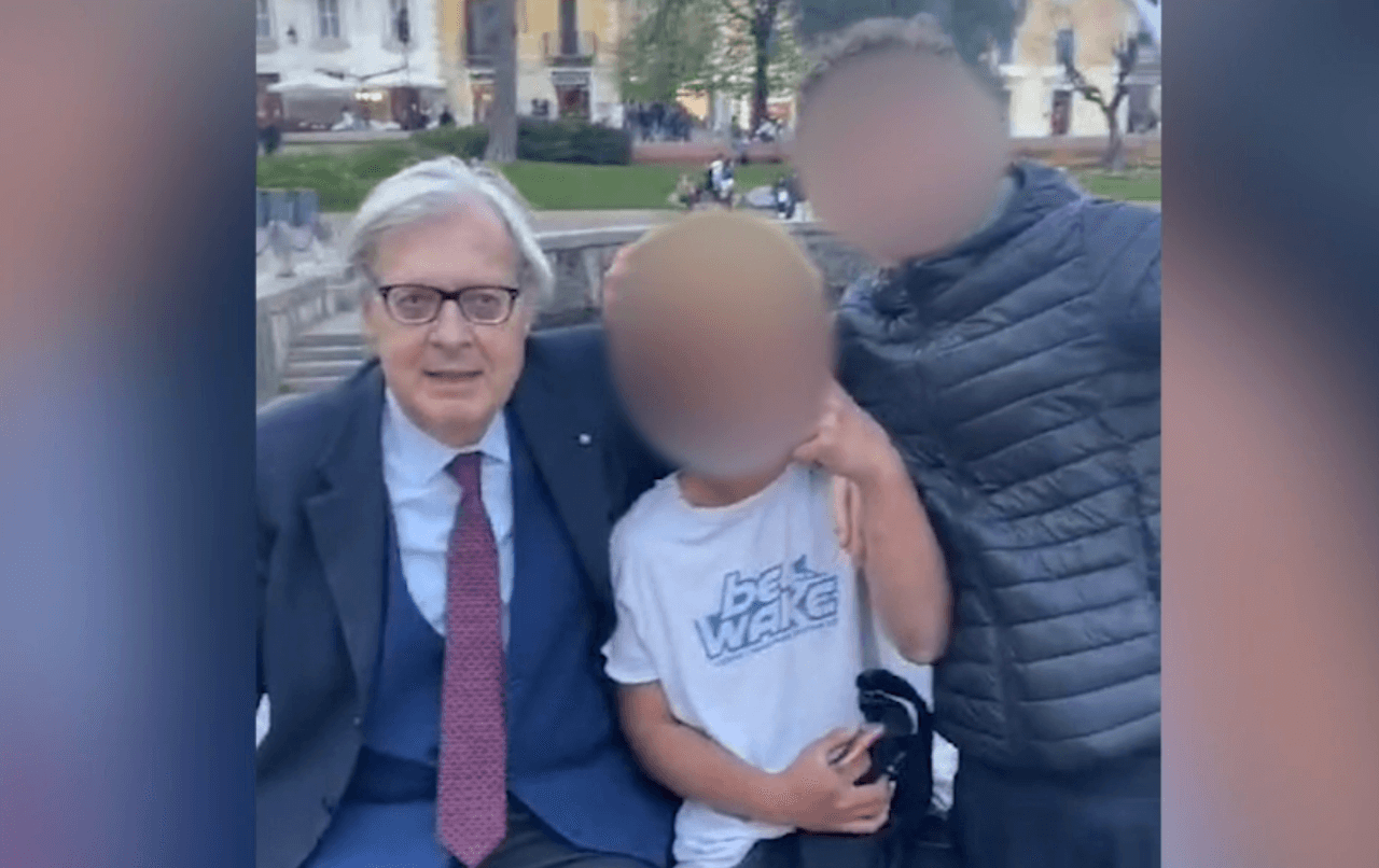 Vittorio Sgarbi, selfie con due minorenni e insulto omofobo: “Non siete fin*cchi? W la f*ga” (VIDEO)