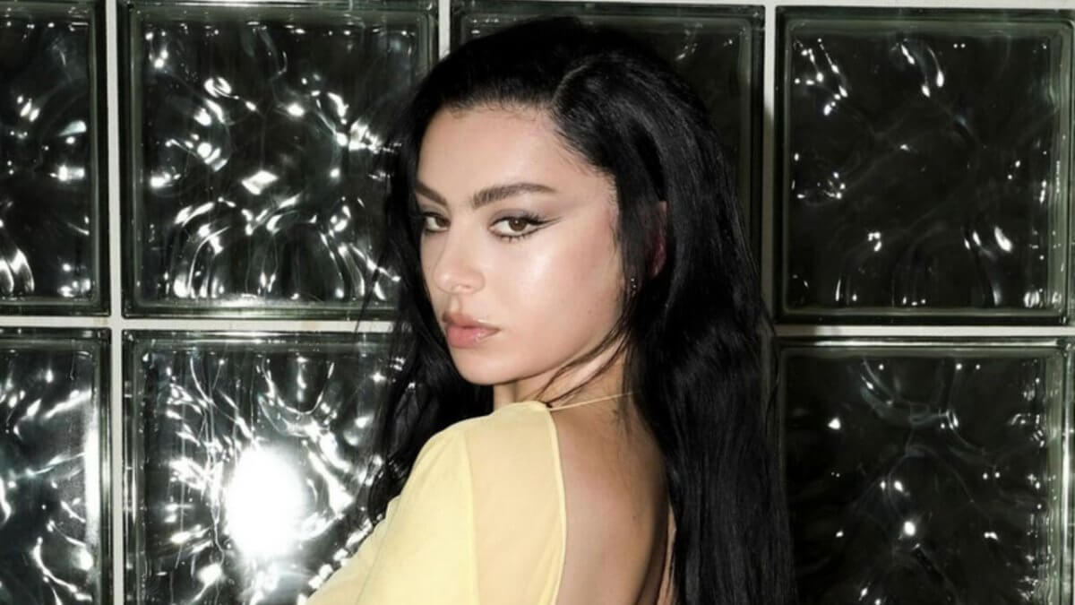 Charli XCX: “Senza la comunità LGBTQIA+ non avrei una carriera”