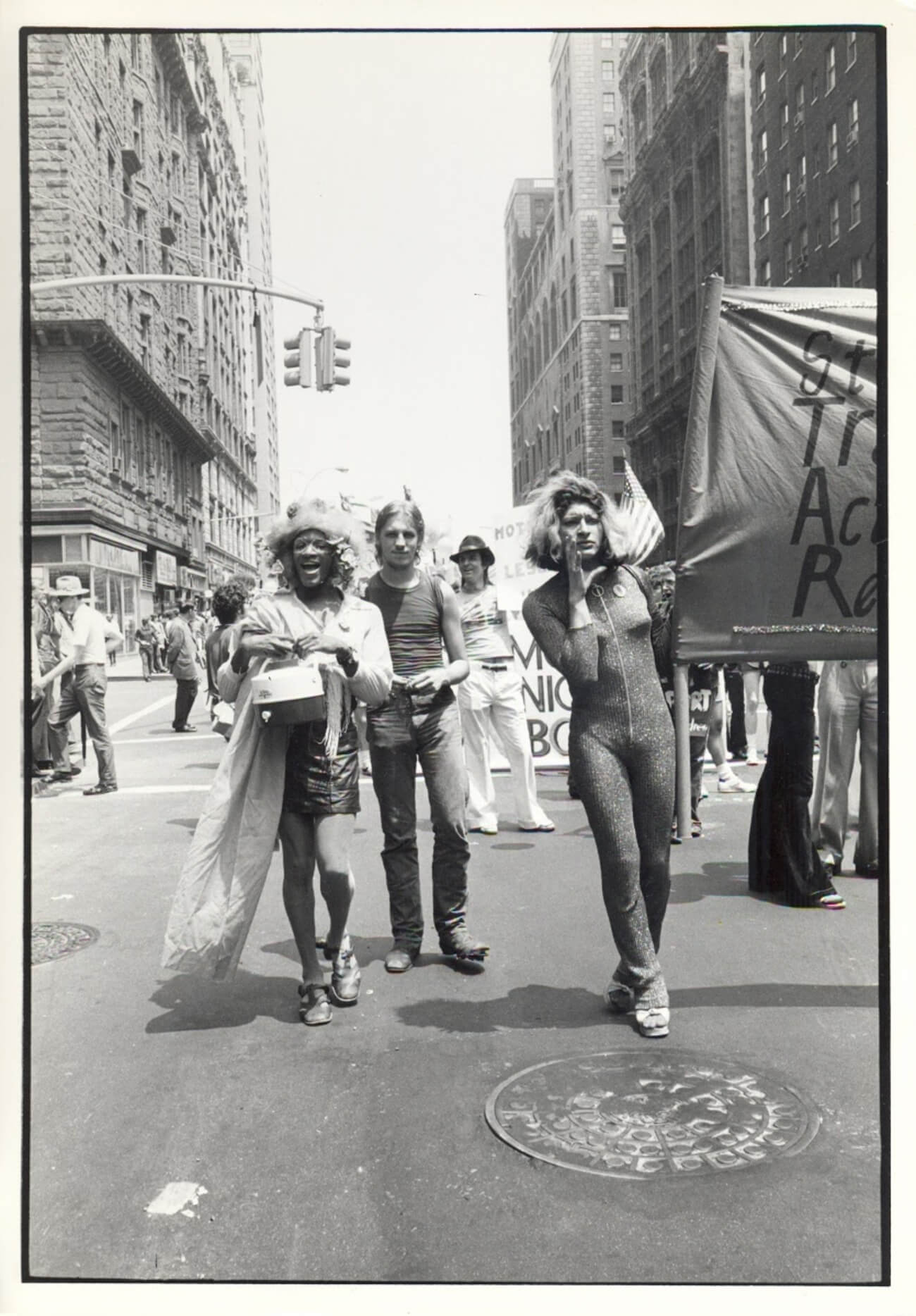 Marsha P. Johnson e Sylvia Rivera, cofondatrici della Street Transvestite Action Revolutionaries (STAR), partecipano alla marcia del Gay Pride del 1973.