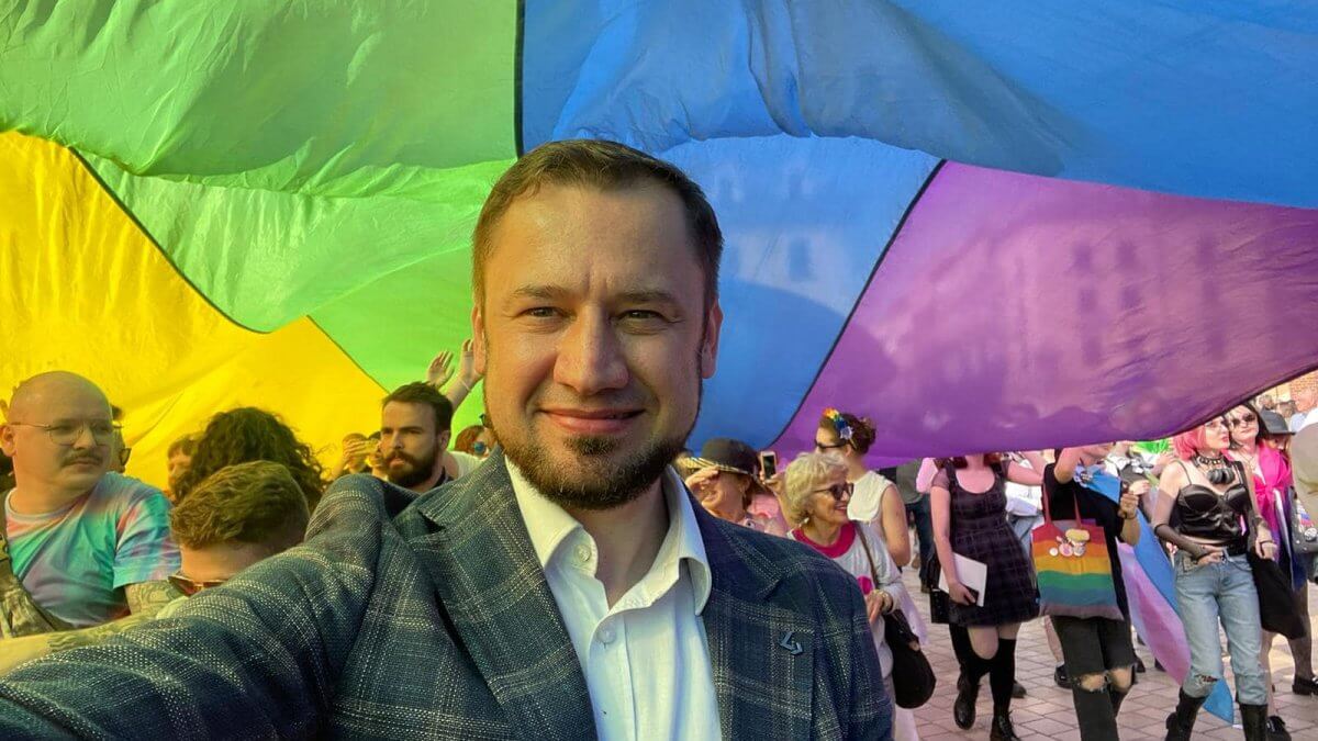 Polonia, il nuovo sindaco di Cracovia si unirà al Pride e isserà la bandiera rainbow sul Municipio
