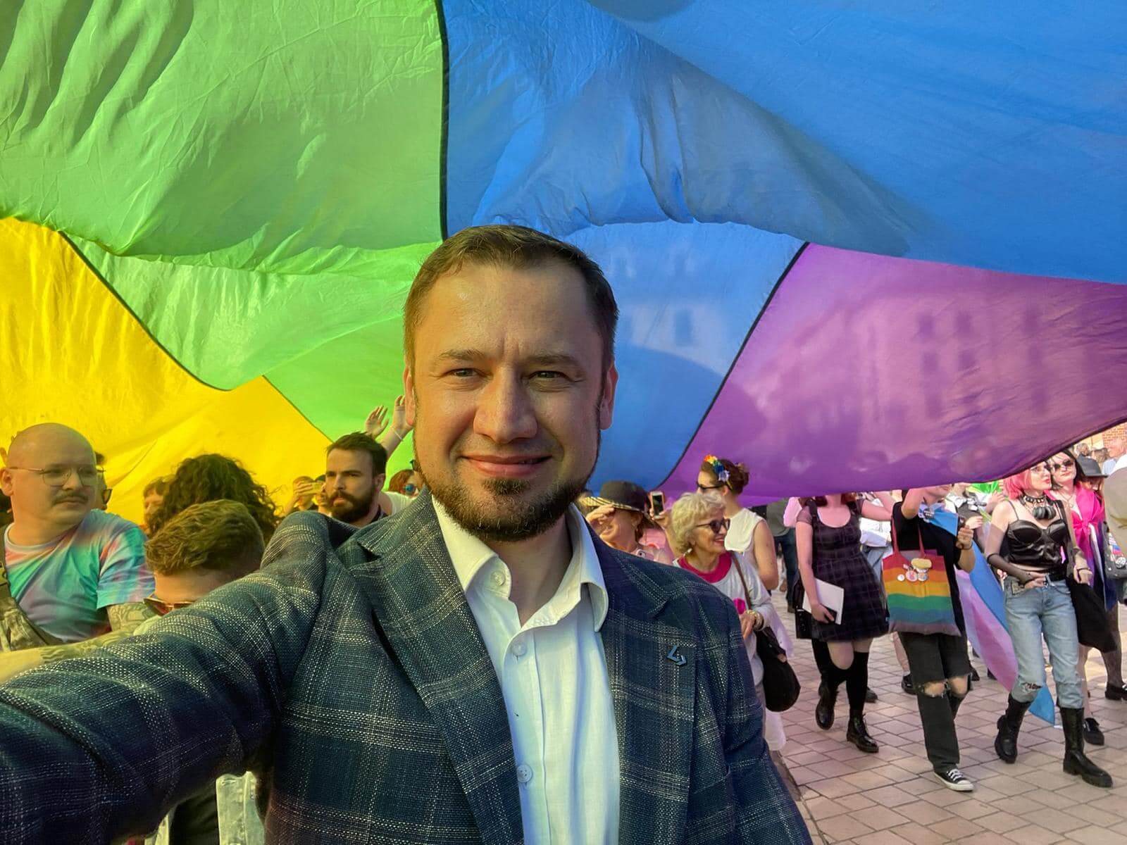 Polonia, il nuovo sindaco di Cracovia si unirà al Pride e isserà la bandiera rainbow sul Municipio
