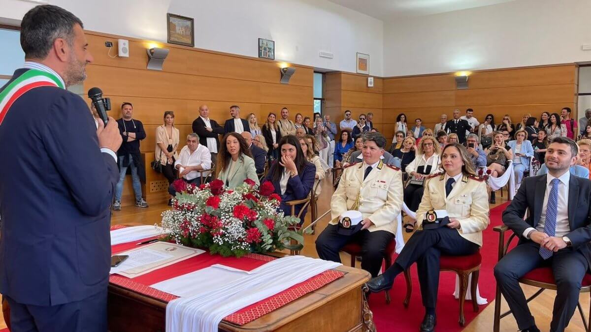 Bari, il sindaco Decaro unisce civilmente due vigilesse in alta uniforme: "Solo l'amore conta" - Bari il sindaco Decaro unisce civilmente due vigilesse in alta uniforme - Gay.it
