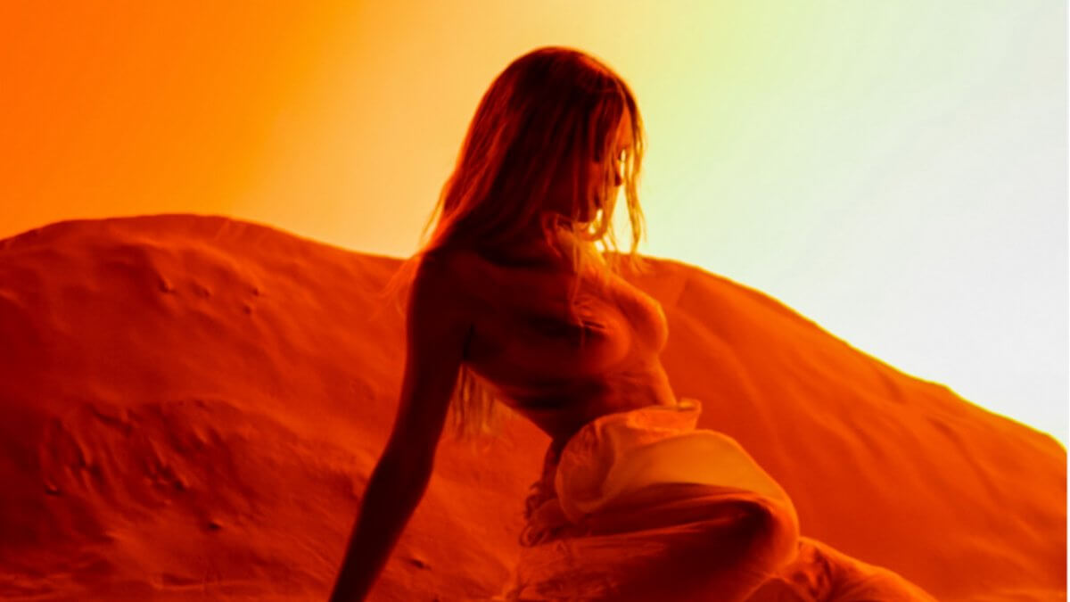 Elodie annuncia il nuovo singolo “Black Nirvana” e i fan la incoronano “regina del deserto”