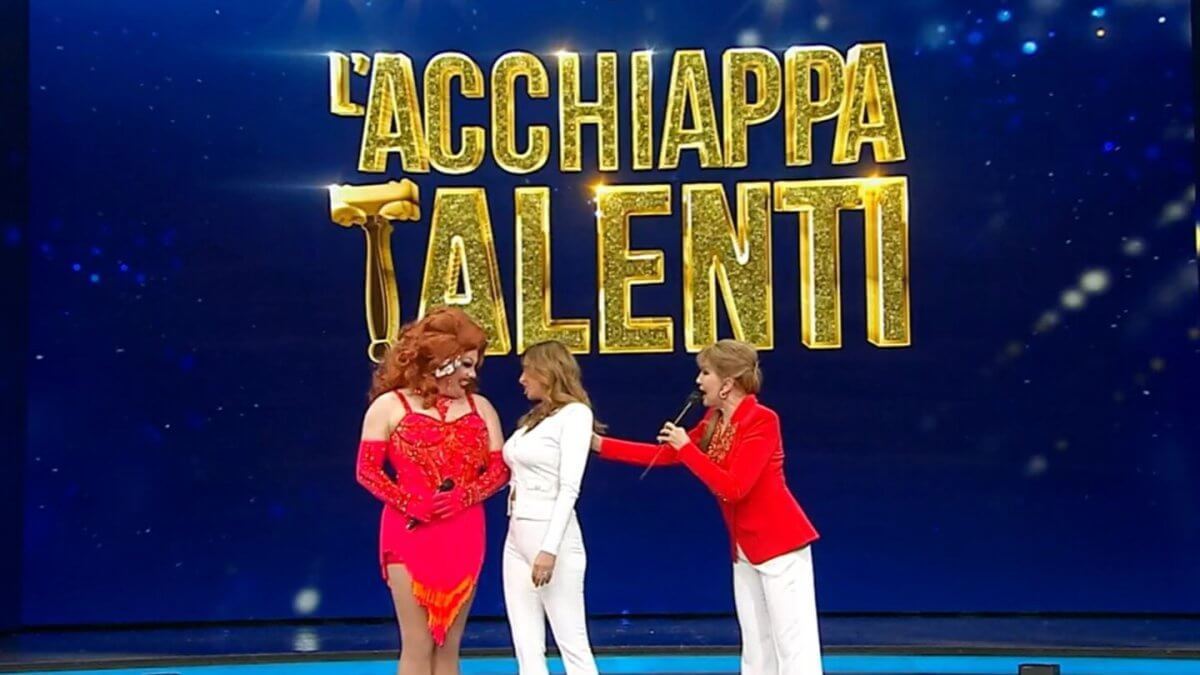 La Drag Queen Ruby Sinclair conquista il palco de “L’Acchiappa Talenti”