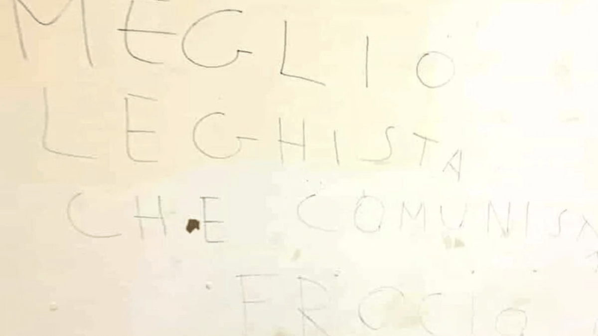 Galatina, insulti omofobi sul muro della sede Pd: “Meglio leghista che comunista fr*cio”