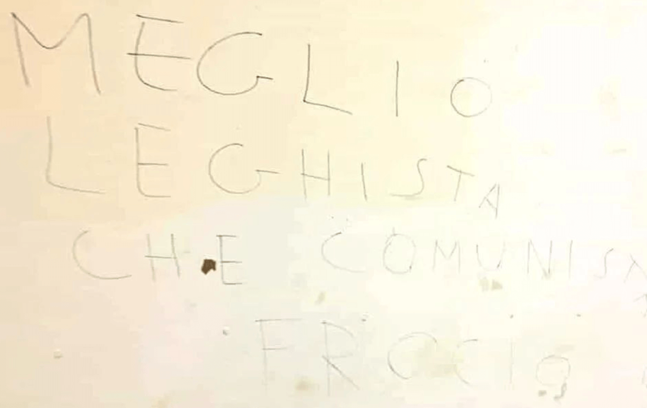 Galatina, insulti omofobi sul muro della sede Pd: “Meglio leghista che comunista fr*cio”