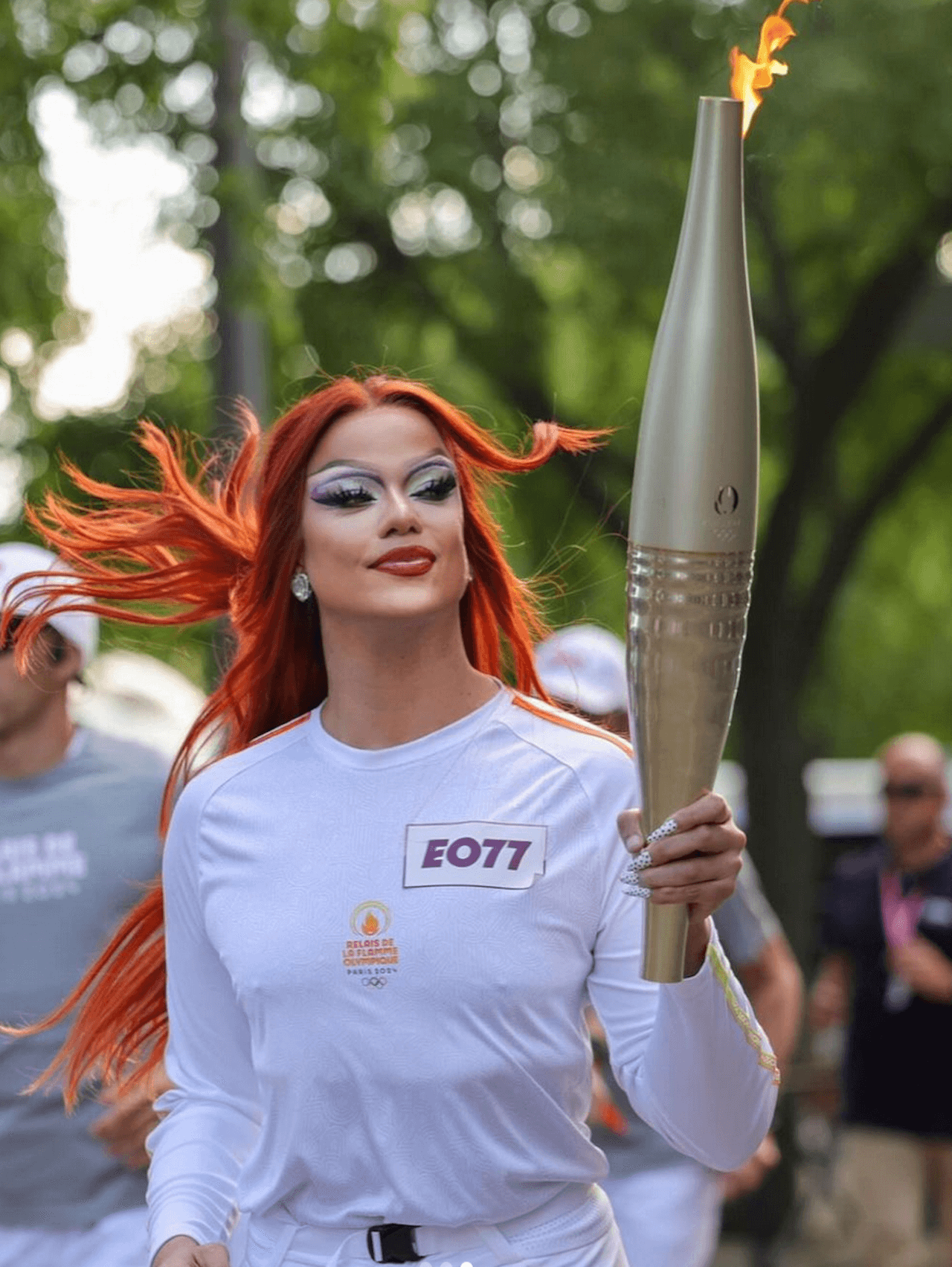 Parigi 2024, le drag queen Minima Gesté, Miss Martini e Nicky Doll sfilano con la torcia olimpica - Nicky Doll - Gay.it