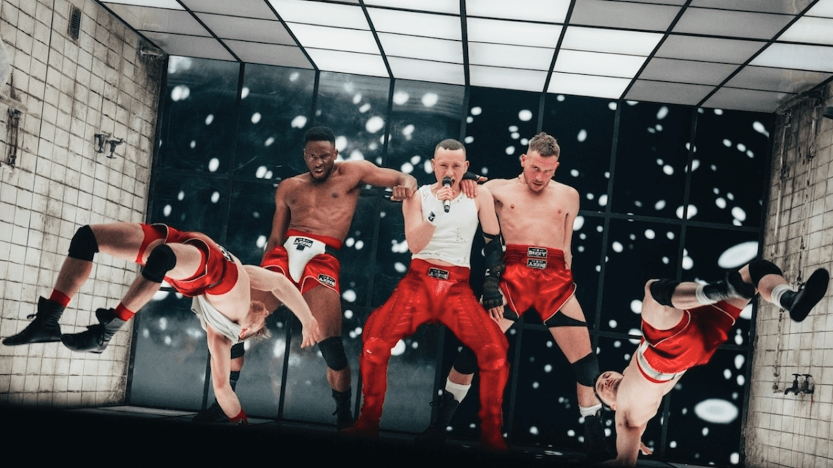 Eurovision 2024, Olly Alexander alle prove in una palestra post-apocalittica che trasuda omoerotismo con Dizzy (VIDEO e FOTO)